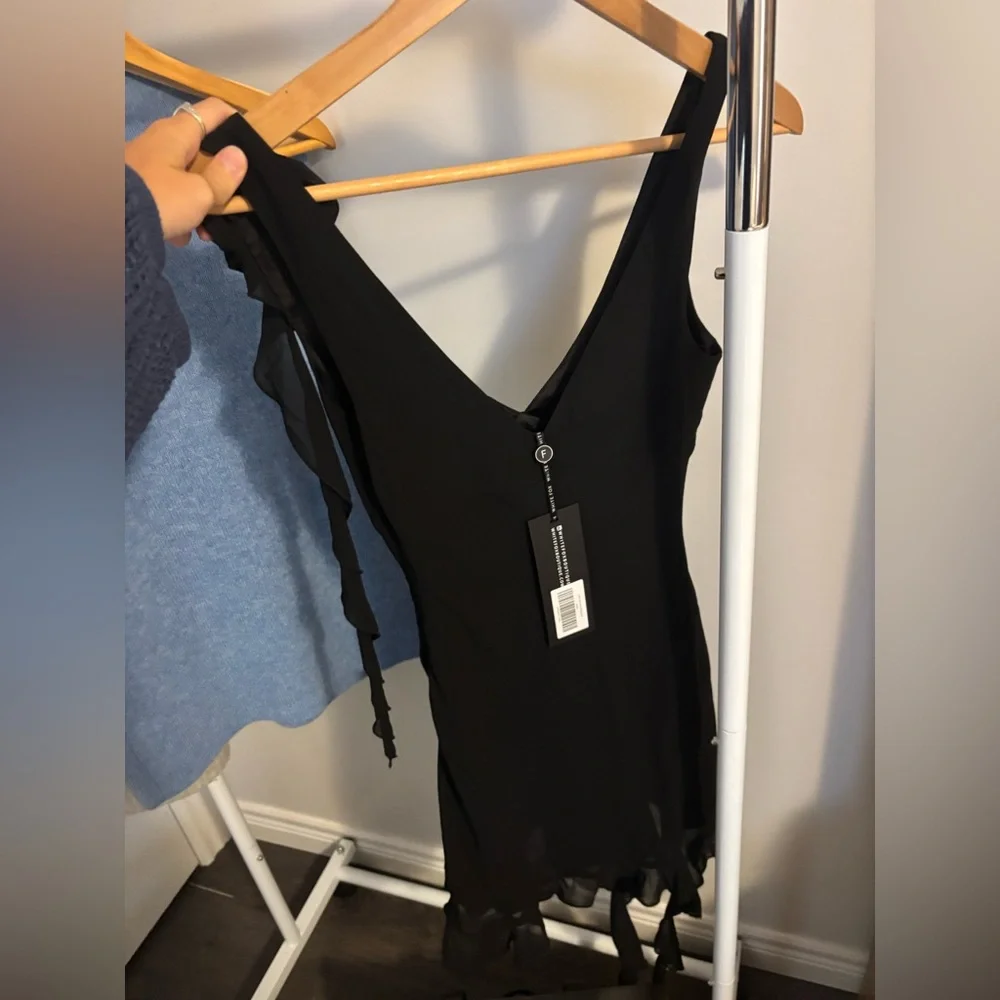 Elegant Black Dress - Picture 2 of 4